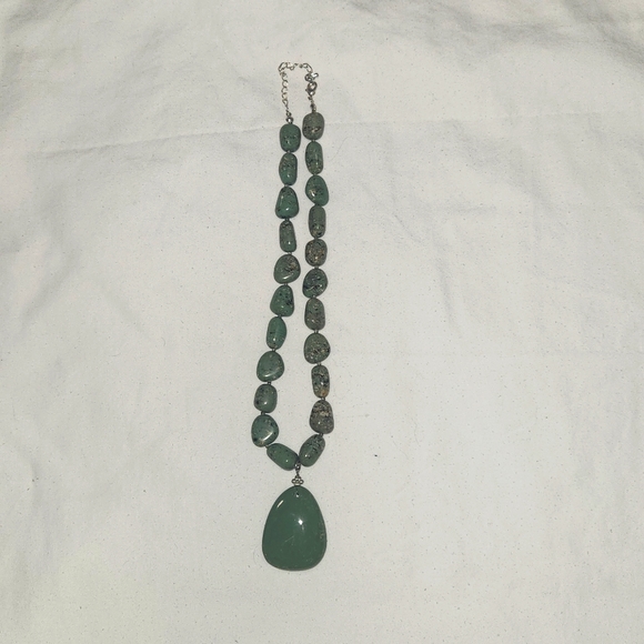 Fashion Necklace Green Glass Pieces Silvertone. 1 - Picture 4 of 6